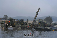 [포토] 문교설치 작전훈련하는 우리군