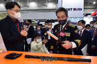 [포토] 최첨단 치안장비 살펴보는 윤희근 경찰청장