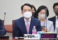 [포토] 질의 듣고 있는 박종태 인천대학교 총장