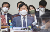 [포토] 국정감사서 질의듣는 임채성 서울교육대학교 총장 
