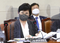 [포토] 답변하는 윤혜미 아동권리보장원장