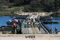 [포토] 남한강서 공개된 한미연합 도하훈련