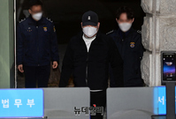 [포토] 구속기한 만료에 출소하는 대장동 키맨 유동규