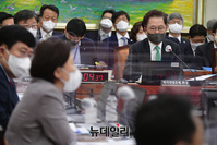 [포토] 답변하는 강석훈 KDB산업은행 회장