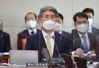 [포토] 질의듣고 있는 윤종원 중소기업은행장