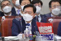 [포토] 의원들의 질의 듣고 있는 이삼걸 강원랜드 사장