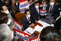 [포토] 김도읍 법사 위원장 둘러싸고 항의하는 민주당