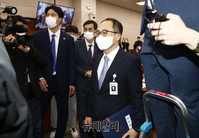 [포토] 선서문 제출 기다리는 이원석 검찰총장