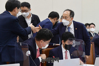 [포토] 인사 나누는 추경호 부총리