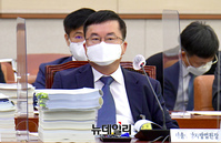 [포토] 질의 듣고 있는 성지용 서울중앙지방법원장