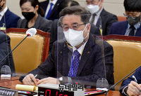 [포토] 답변하는 김석철 원자력안전기술원장