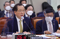 [포토] 의원들의 질문에 답하는 조승환 해양수산부 장관