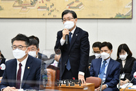 [포토] 국정감사 증인으로 출석한 임홍재 국민대 총장