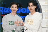 [포토] 휘영·유태양, 우정 넘친 포즈