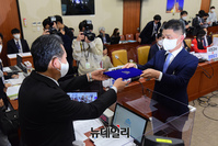 [포토] 선서문 전달하는 김범수