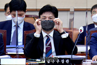 [포토] 안경 고쳐쓰는 한동훈 법무부 장관