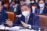 [포토] 답변하는 박진 외교부 장관