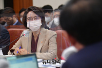 [포토] 종감서 답변하는 이영 중소벤처기업부 장관