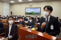 [포토] 국감서 증언하는 김범준 우아한형제들 CEO