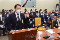 [포토] 증인선서 하는 최태원 SK그룹 회장