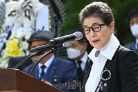 [포토] 박정희 대통령 43주기 추도식, 인사말하는 박근령 전 육영재단 이사장