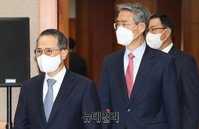 [포토] 입장하는 김규현 국가정보원장과 권춘택 1차장