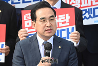 [포토] 민생파탄·검찰독재 규탄하는 박홍근 원내대표