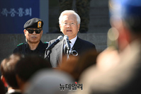 [포토] 추도사 전하는 고영주 이사