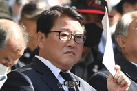 [포토] 박정희 대통령 43주기 추도식 참석한 조원진 대표