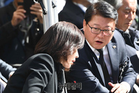 [포토] 대화 나누는 조원진·나경원