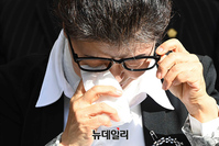 [포토] 박정희 추도식서 눈물 훔치는 박근령