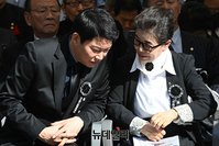 [포토] 추도식서 대화 나누는 박근령·신동욱