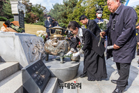[포토] 박정희 대통령 묘역 참배하는 박근령 이사장