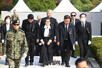 [포토] 박정희 대통령 묘역 향하는 박근령 이사장