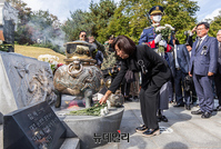 [포토] 박정희 대통령 묘역 헌화하는 나경원
