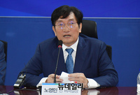 [포토] 기자회견서 발언하는 노영민 전 비서실장