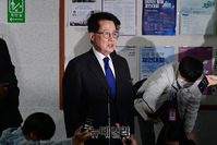 [포토] 기자들의 질문에 답하는 박지원 전 국정원장