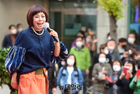 [포토] 산본로데오거리 등장한 가수 현숙