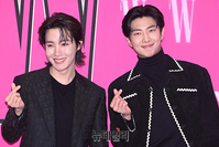 [포토] BTS 제이홉·RM, 아미에 보내는 손하트