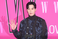 [포토] 김지석, 반듯한 손인사