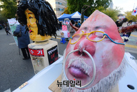 [포토] 광화문에 등장한 문재인 전 대통령 내외 풍자 인형