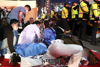 [포토] 이태원 대형 압사사고 '피해자들 돌보는 소방'