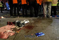 [포토] 거리에 나뒹구는 이태원 압사사고 피해자 유류품