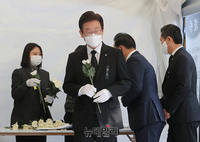 [포토] 이태원 압사사고 합동분향소 찾은 이재명