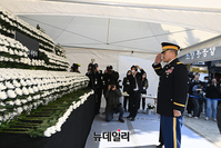 [포토] 이태원 압사사고 합동분향소 찾은 '로이드 브라운' 주한미군 용산기지 사령관