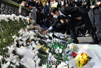[포토] '이태원 핼러윈 압사참사' 추모공간서 헌화하는 이재명 대표