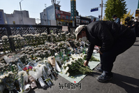 [포토] '이태원 압사 사고' 추모공간 찾은 조문객들