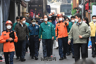 [포토] '이태원 압사사고' 현장 찾은 한덕수 국무총리