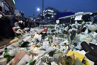 [포토] '이태원 압사사고' 추모공간 가득 메운 추모객들