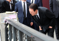 [포토] '이태원 압사 사고' 추모공간 찾은 윤석열 대통령